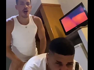 A FAM&Iacute;LIA NA SALA&period; FOMOS FUDER NO QUARTO&period;